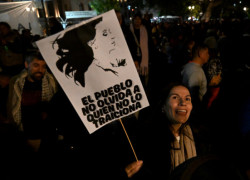 Vigilia en la puerta de la casa de Cristina