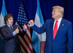 Javier Milei chocando el puño con Donald Trump