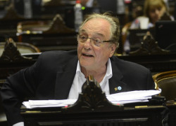 Carlos Heller en su banca de la Honorable Cámara de Diputados de la Nación